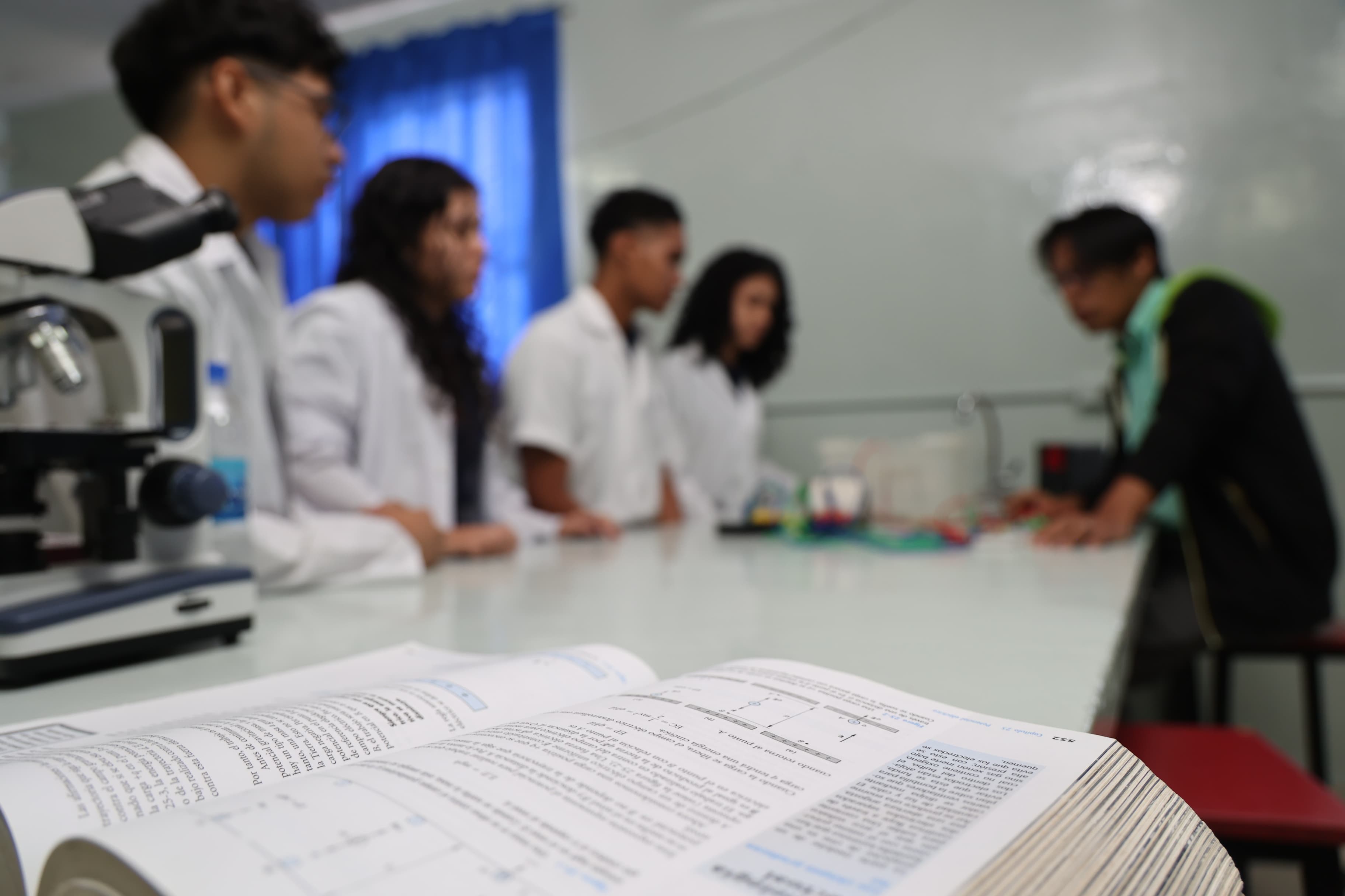 Laboratorio de física del Colegio P.H.I.A.